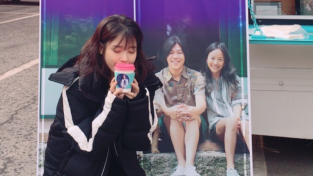IU تتلقى عربة قهوة من طاقم عمل برنامج Hyoris Homestay