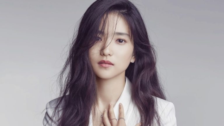 الممثلة Kim Tae Ri تتحدث عن صراعها الداخلي بالتمثيل وكيف أصبحت مقربة من Ryu Jun Yeol